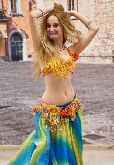 Снимка на танцьорка на ориенталски танци.
